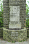 900943 Afbeelding van de gedenksteen op het Monument voor de Pioniers van de Nationale Luchtvaart (Vliegermonument) aan ...